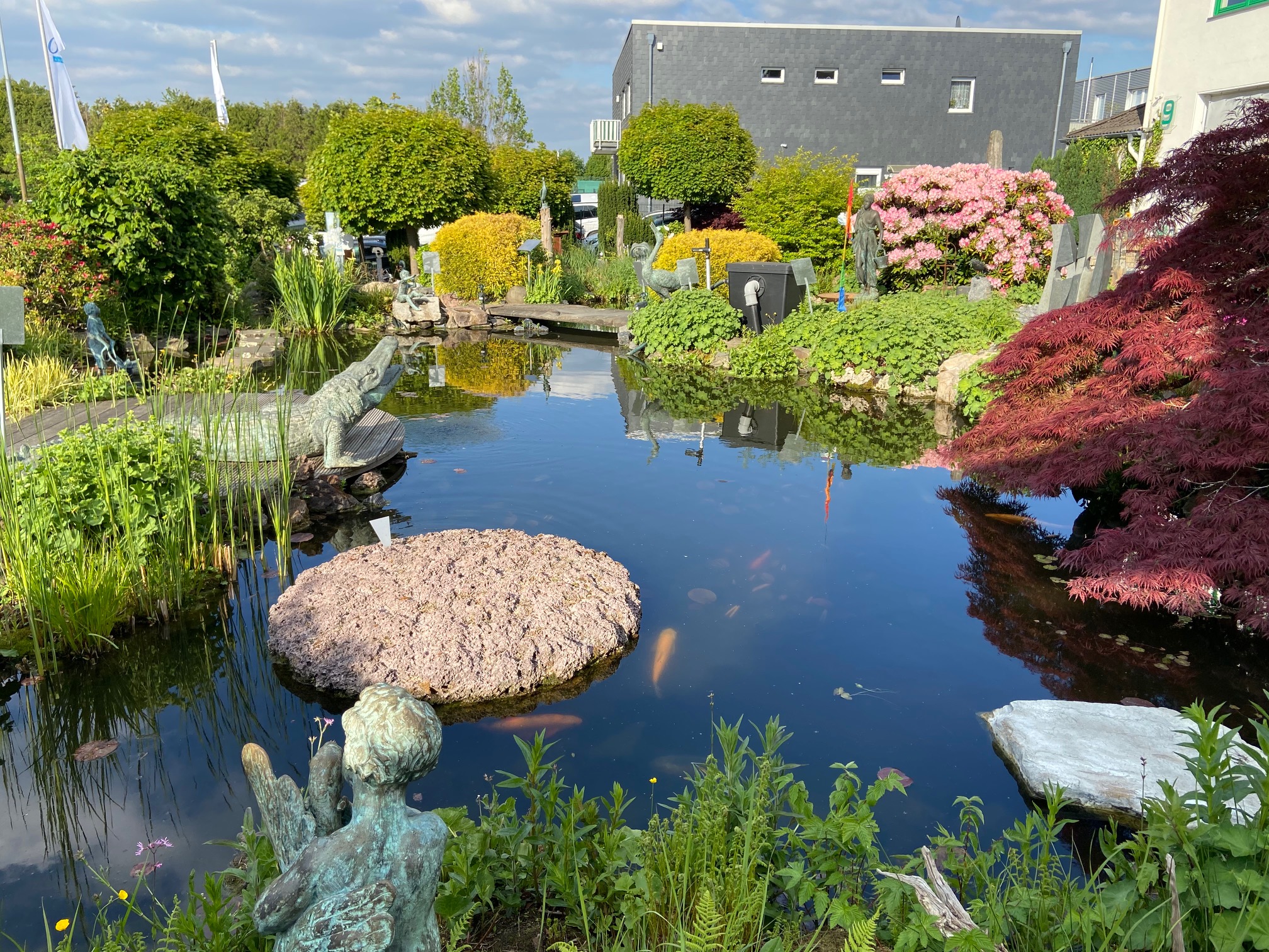 Teich mit vielen Pflanzen und Figuren zur Ausstellung